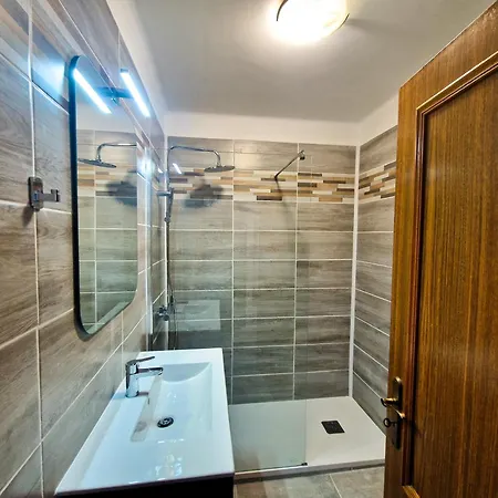 Holidays - Surf Pool With Tennis Court *