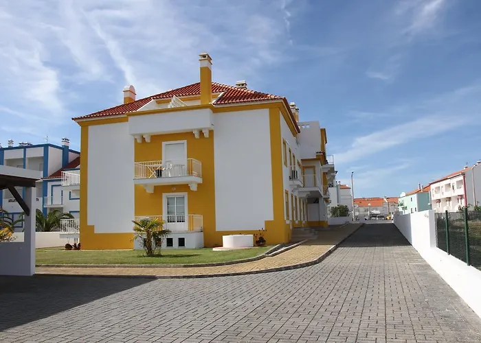 Holidays - Surf Pool With Tennis Court *